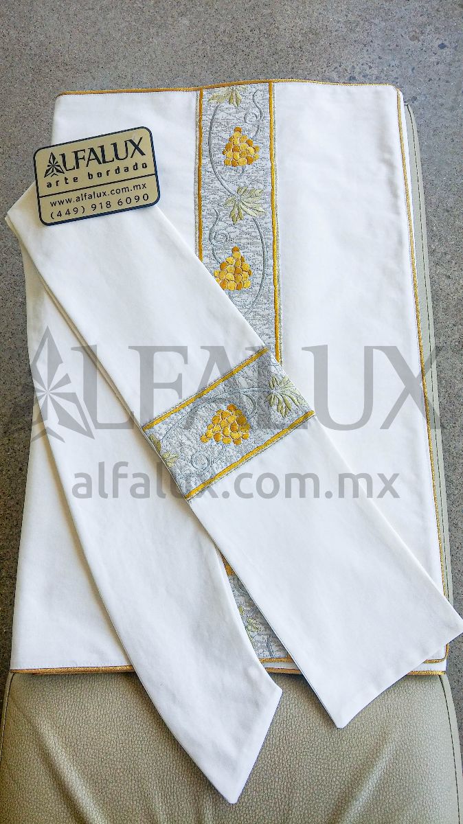 03 UVAS Capa Brocado blanco Capa 43